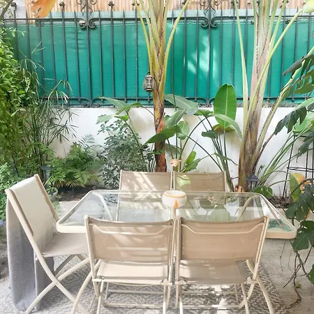 Daire With Private Garden In Center