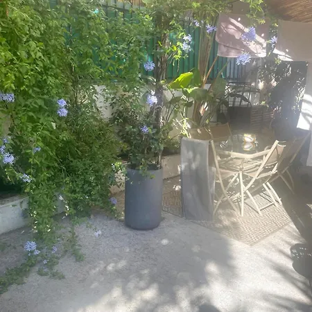 With Private Garden In Center Daire Nice