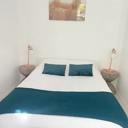 아파트 With Private Garden In Center