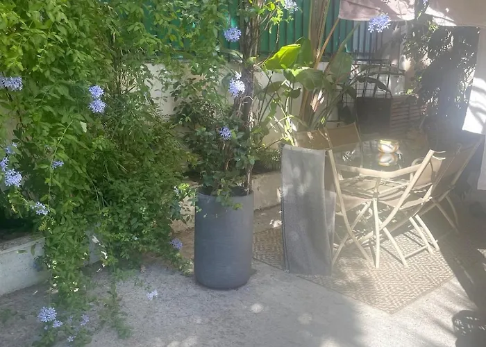 With Private Garden In Center Appartement Nice